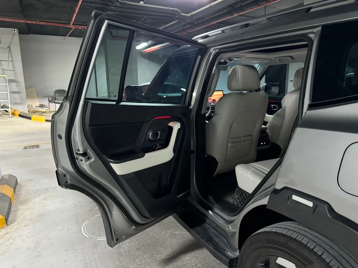 Car image 15