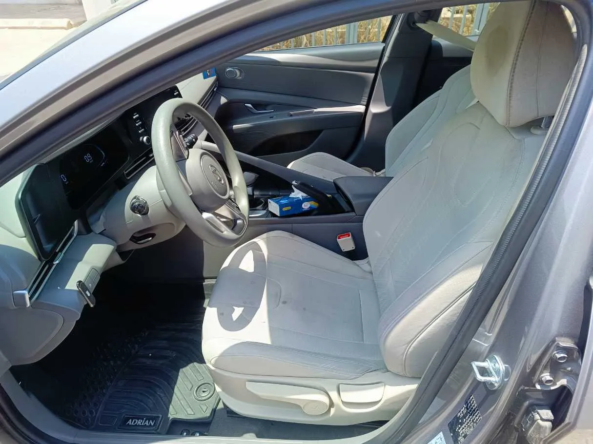Car image 14