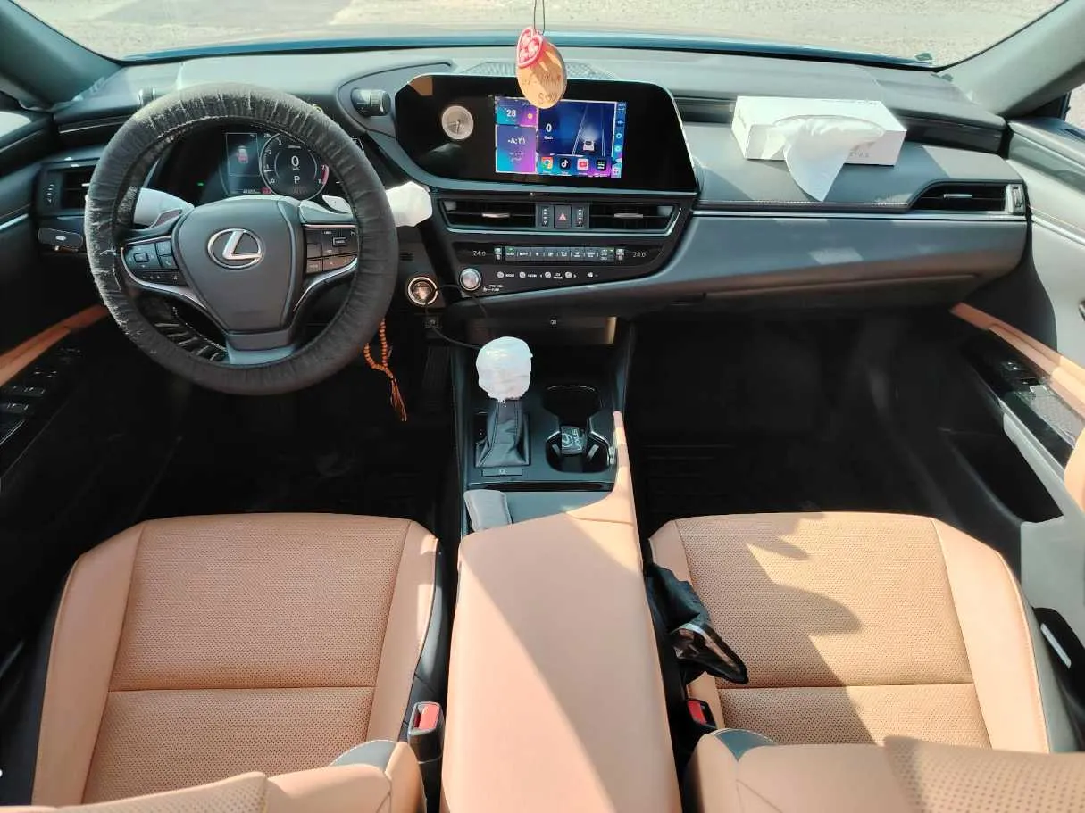 Car image 18