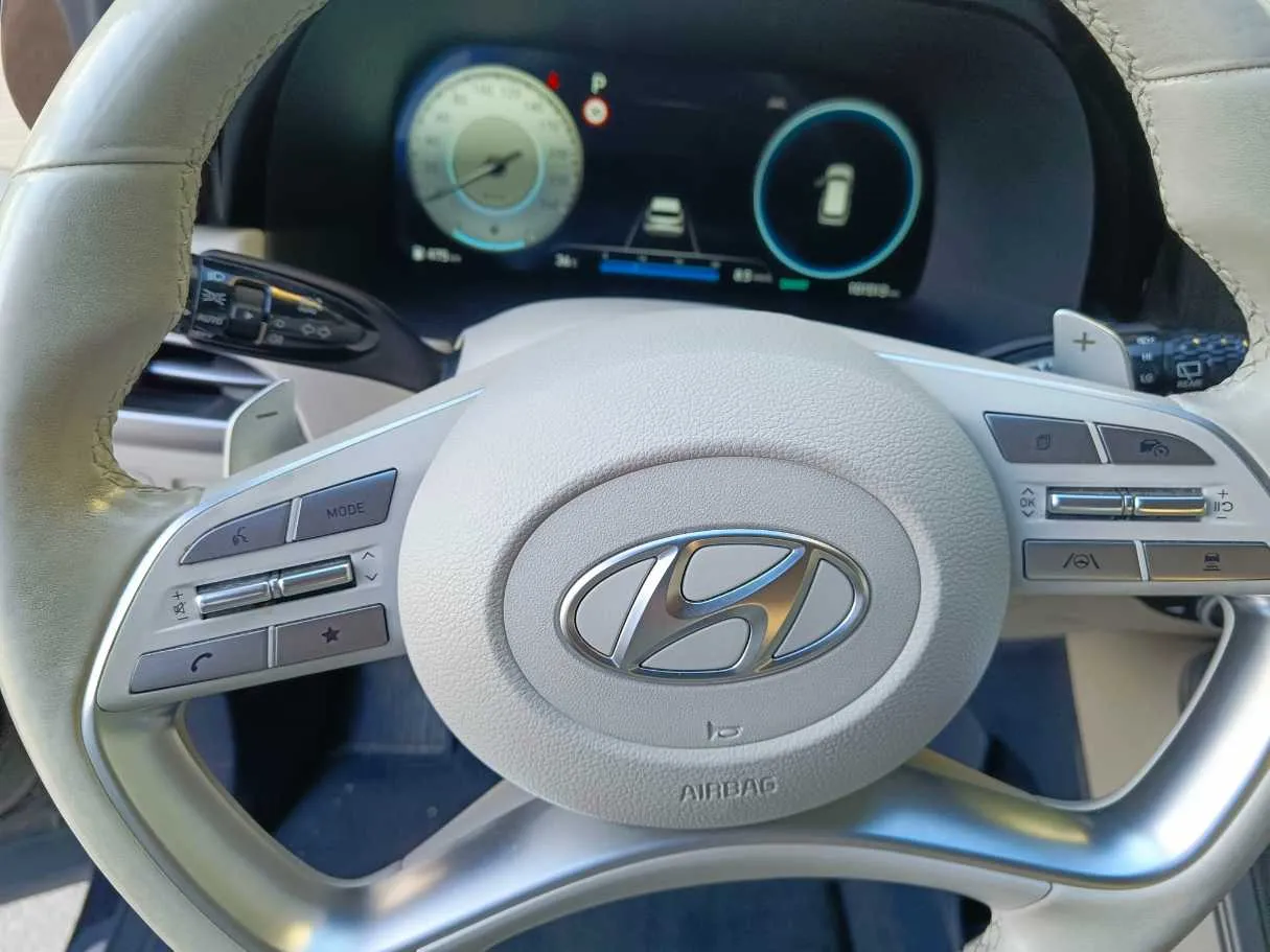 Car image 30
