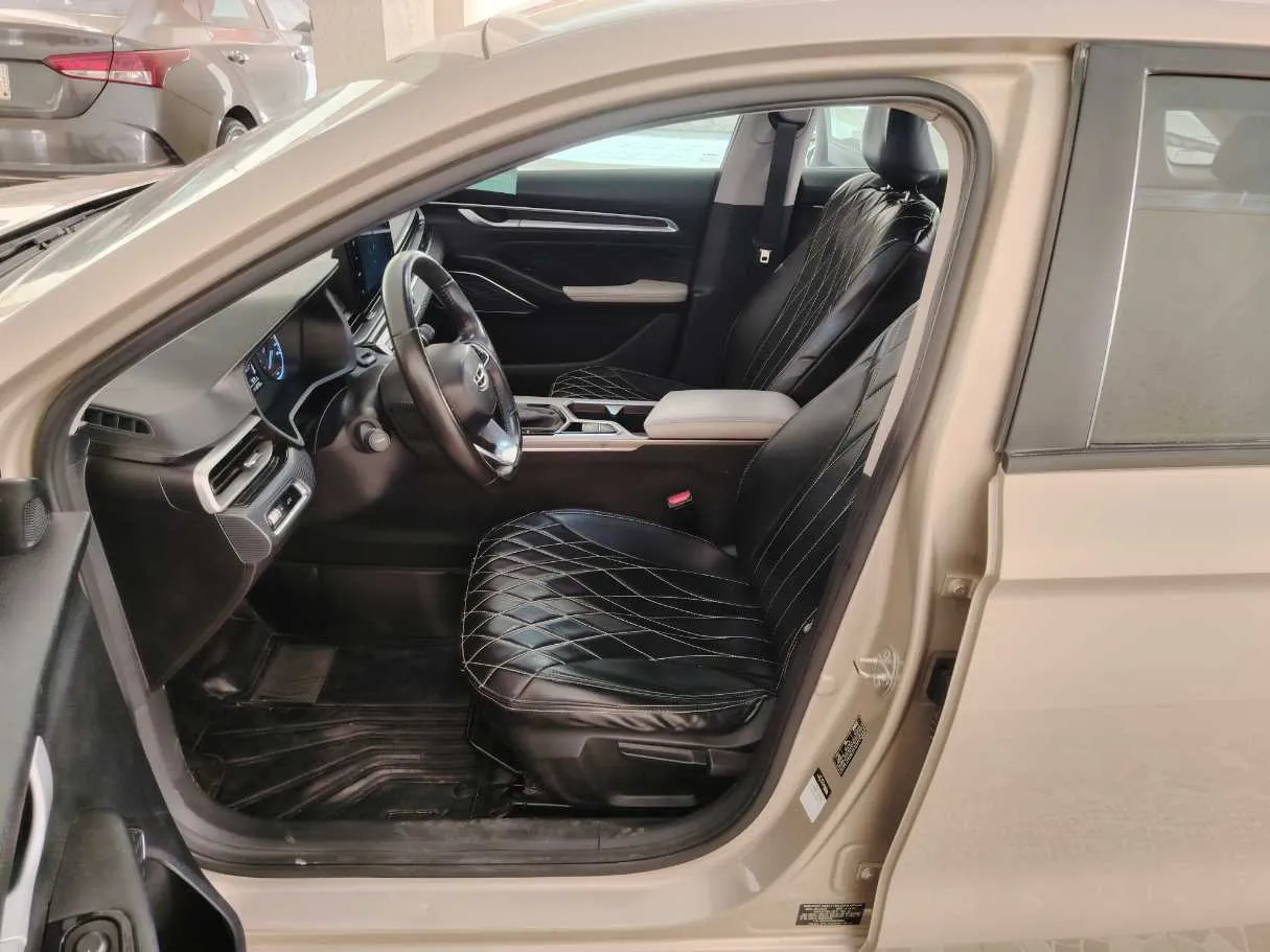 Car image 13