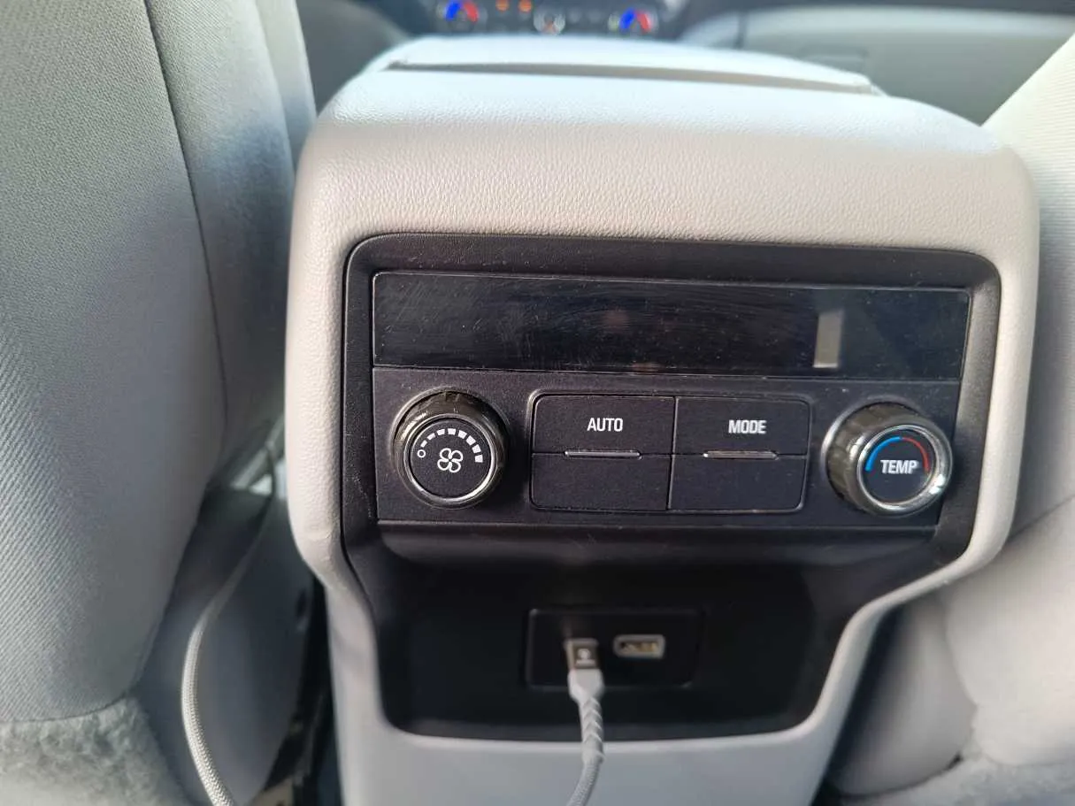 Car image 26