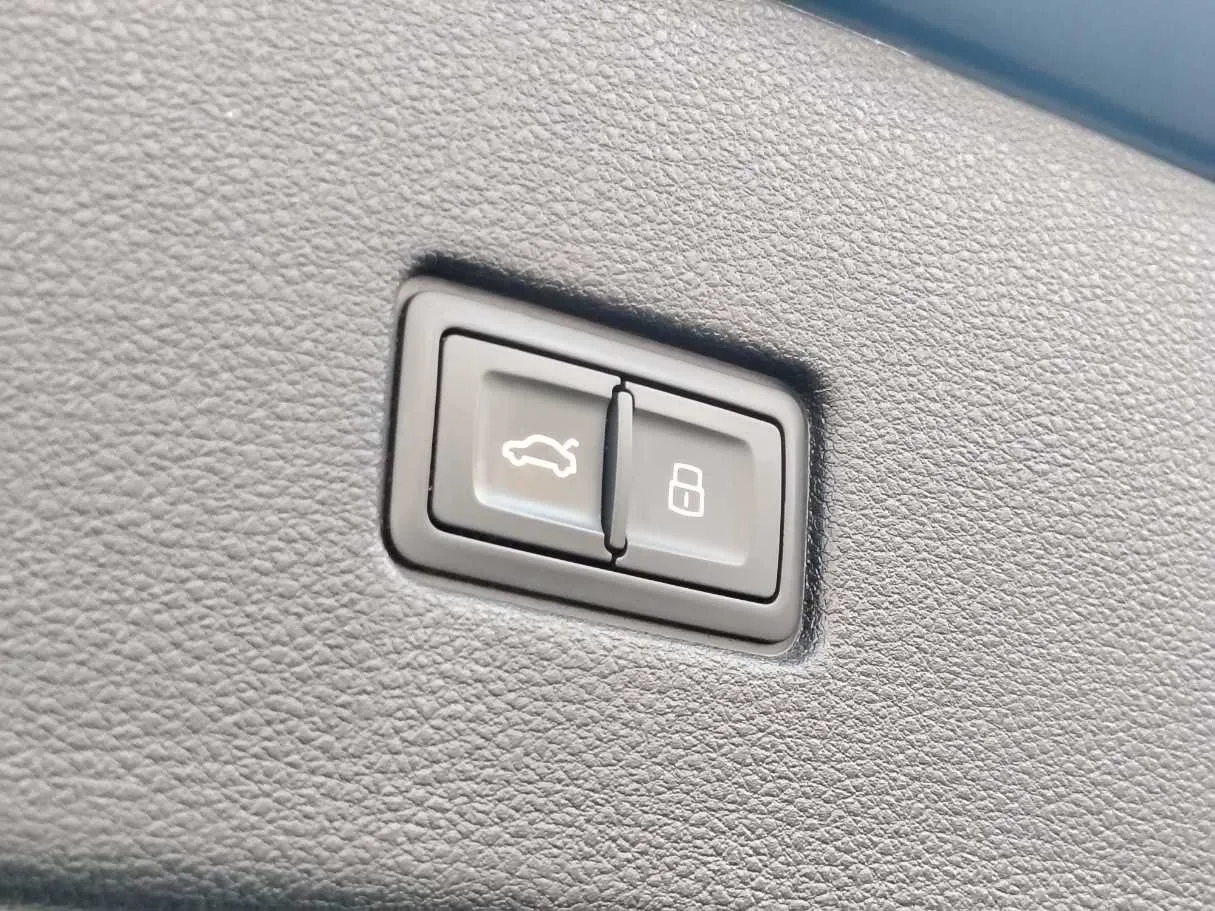 Car image 36