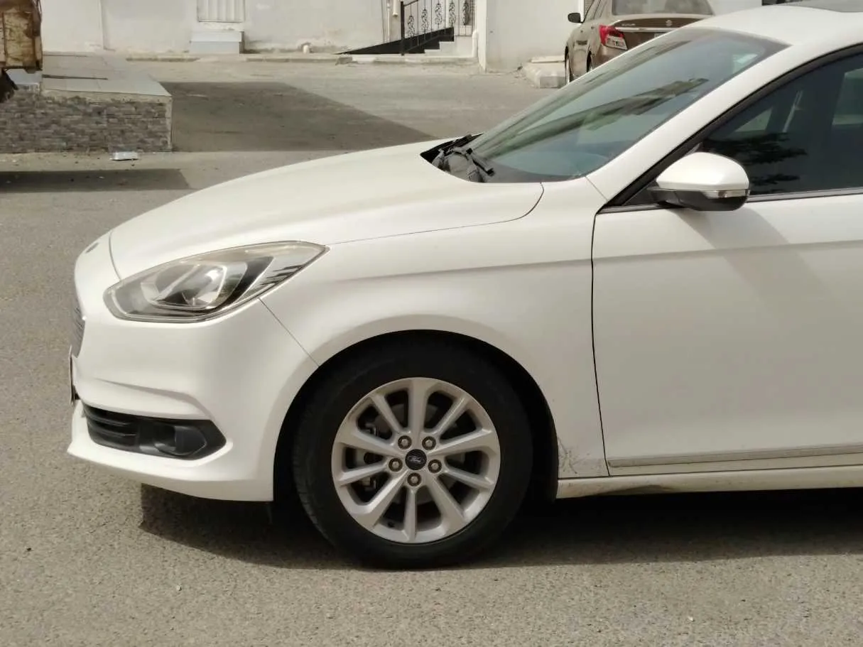 Car image 9
