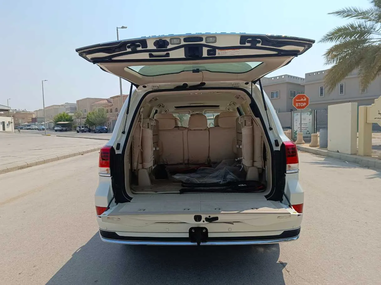 Car image 30