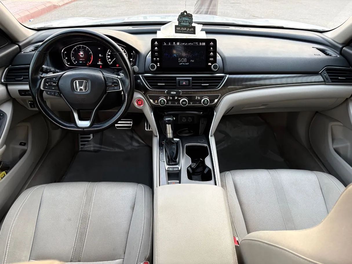 Car image 17
