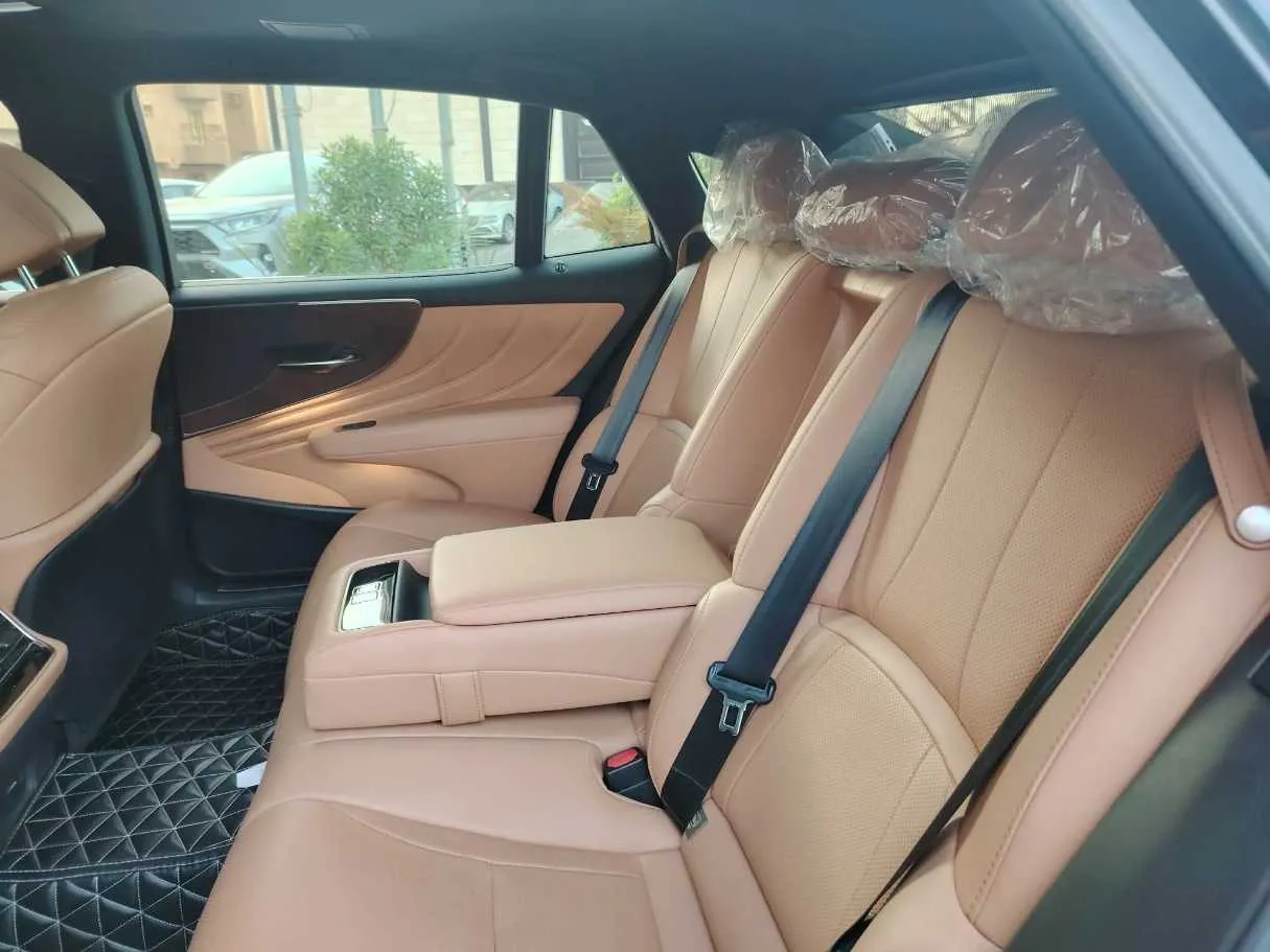 Car image 18