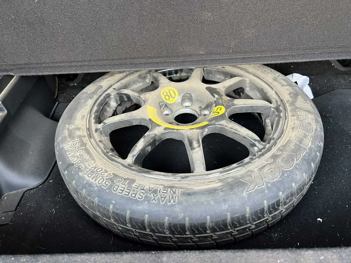 Car image 32