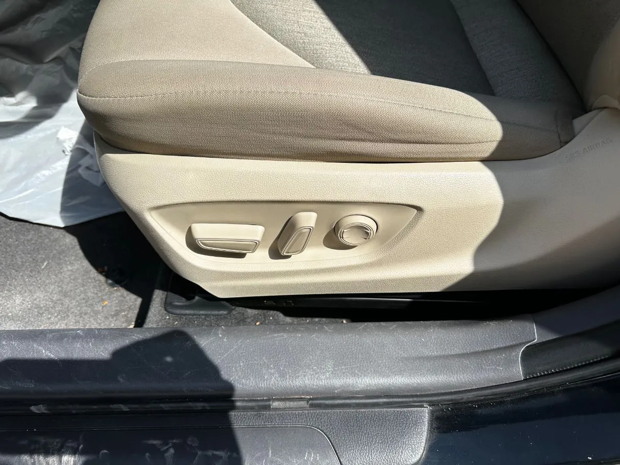 Car image 25