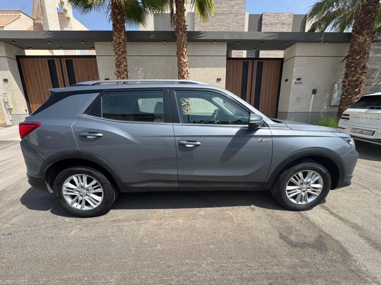 Car image 4