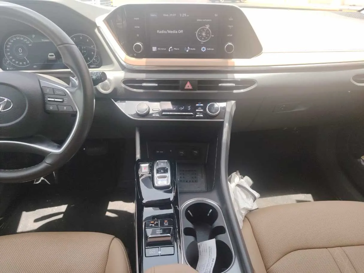 Car image 18