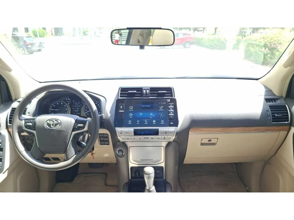 Car image 14