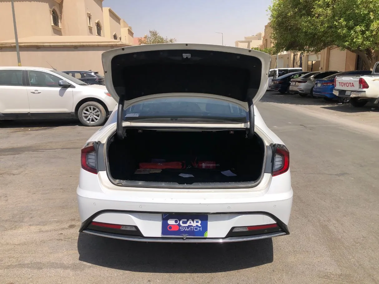 Car image 19