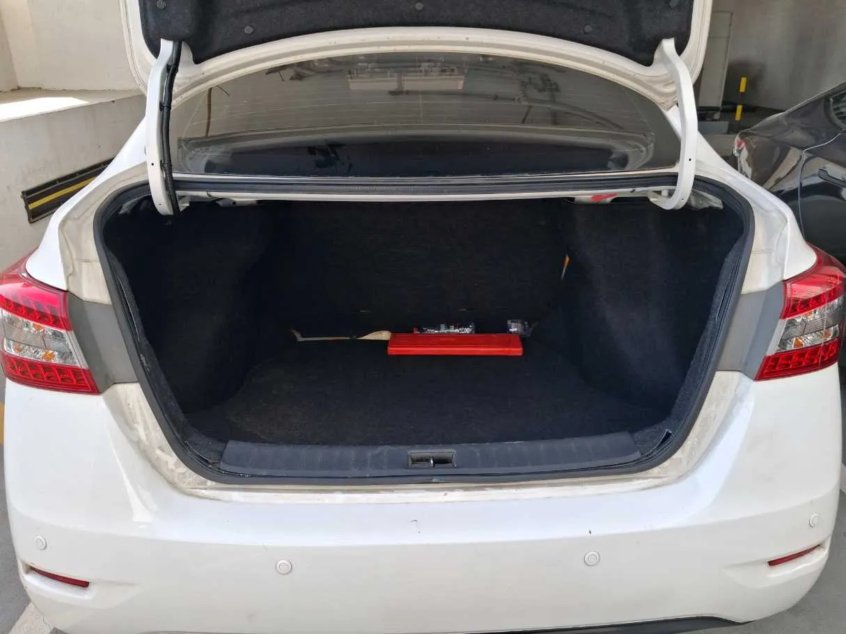 Car image 18