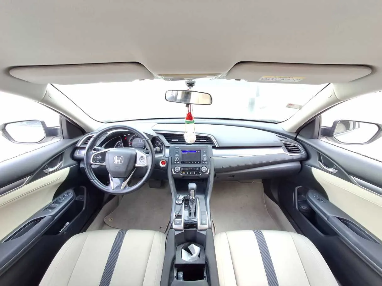 Car image 14
