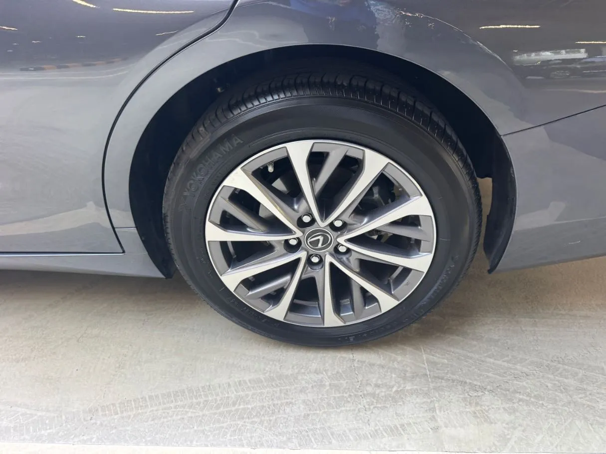 Car image 9