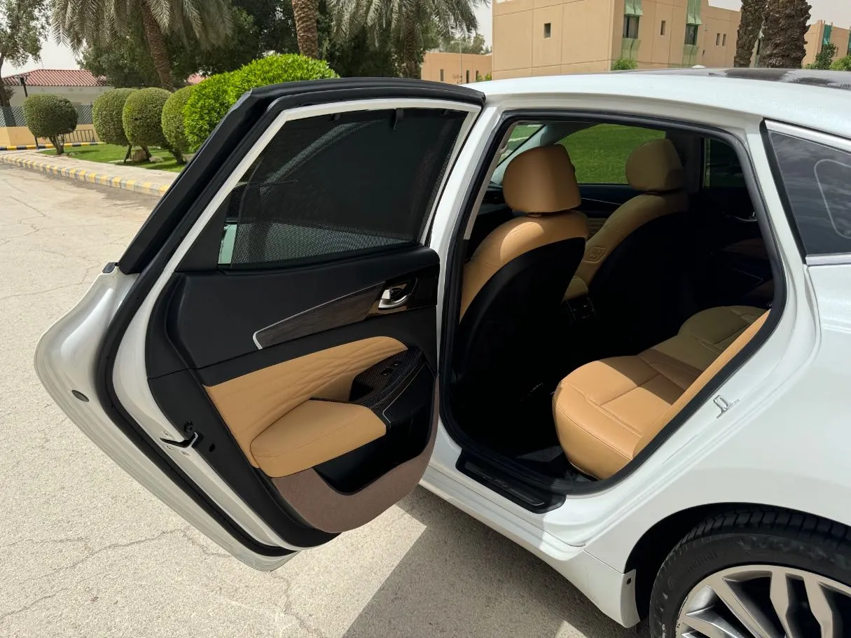 Car image 16