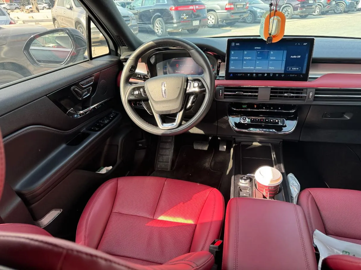 Car image 17