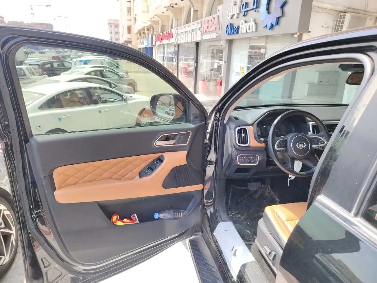 Car image 11