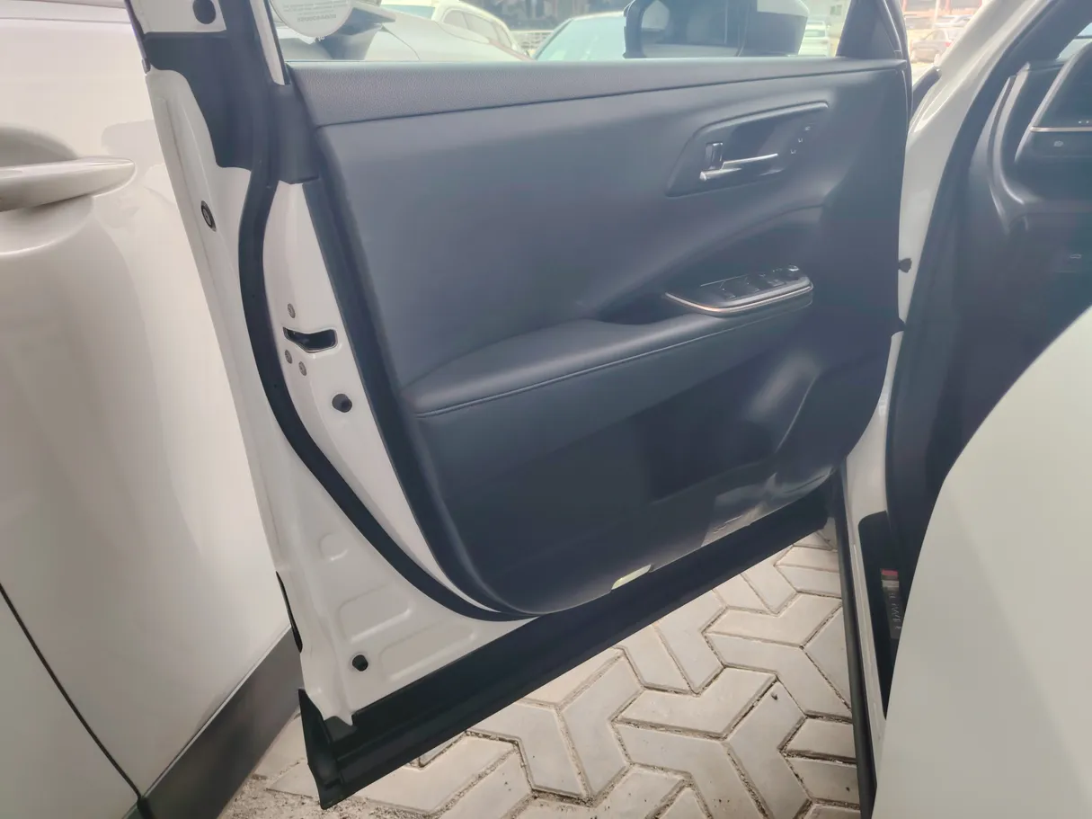 Car image 14