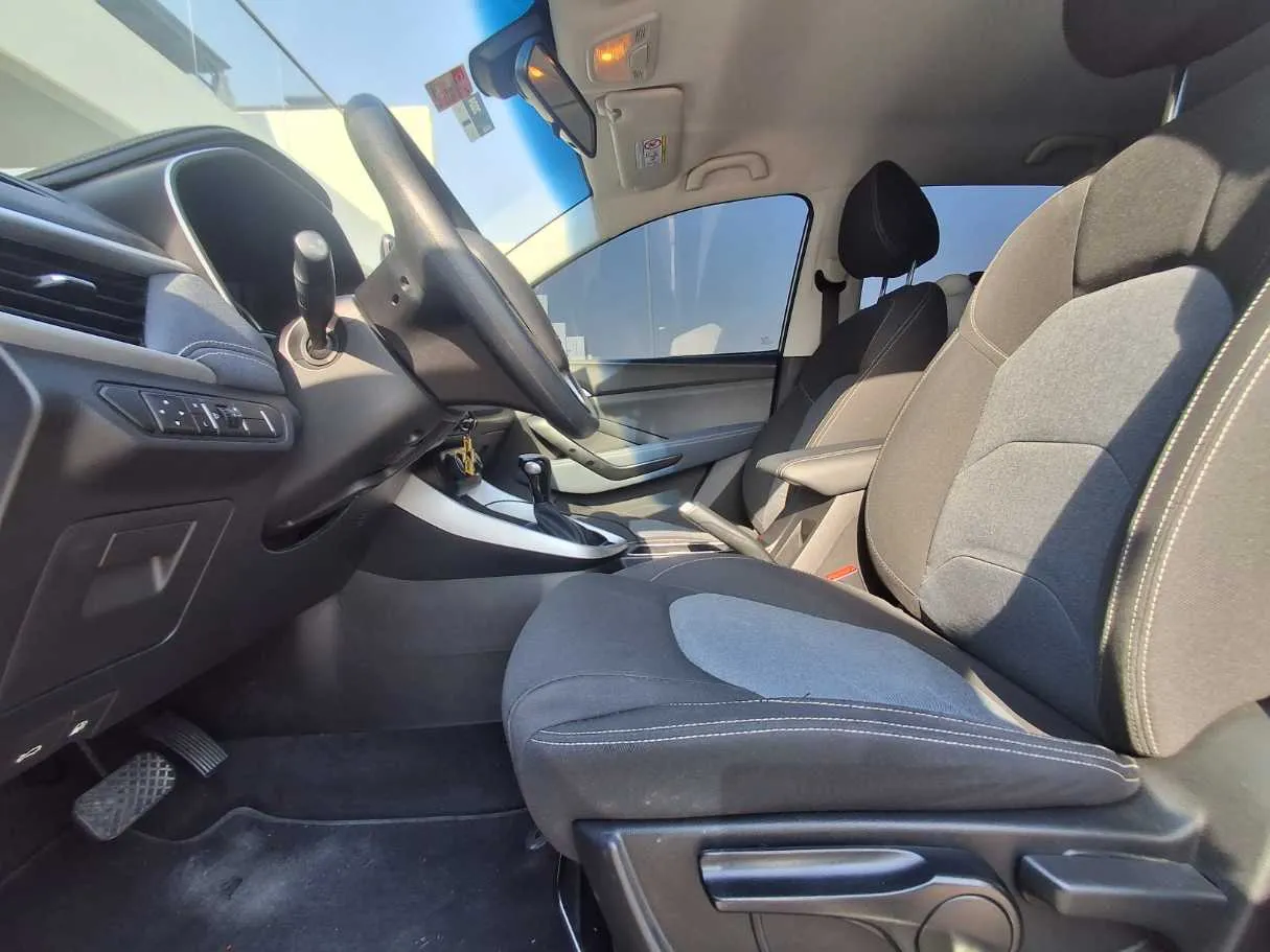 Car image 12