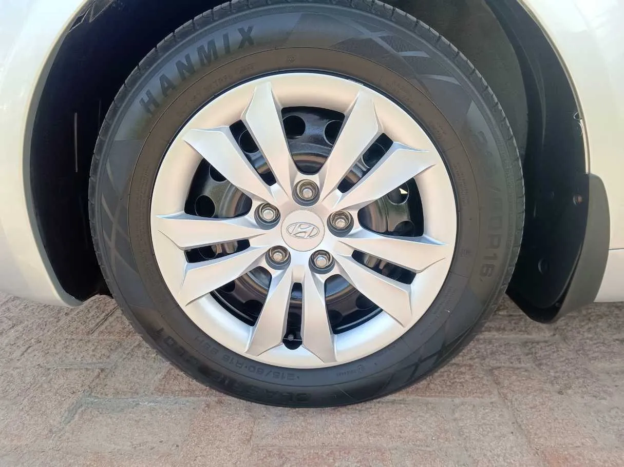 Car image 10