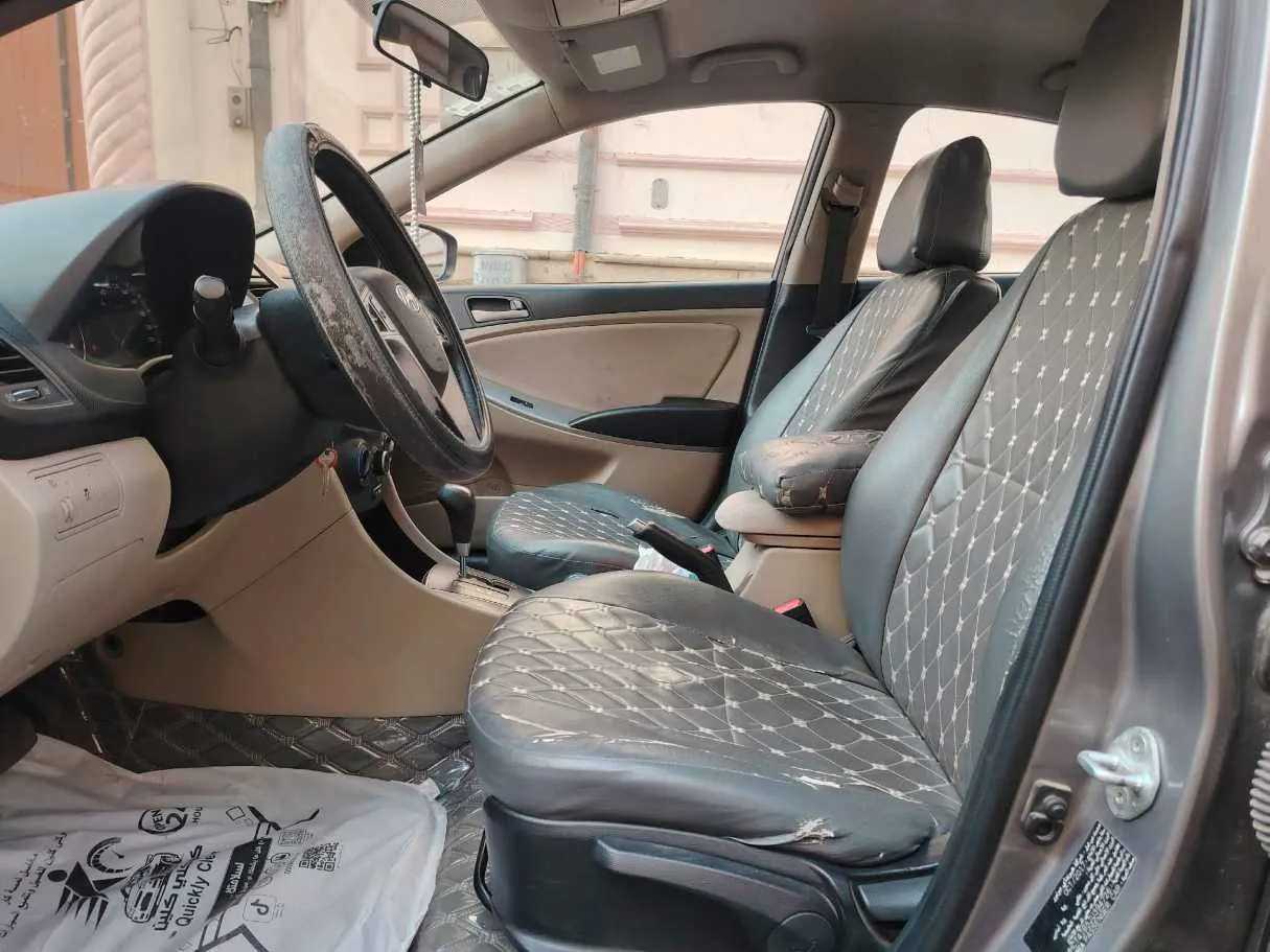 Car image 13