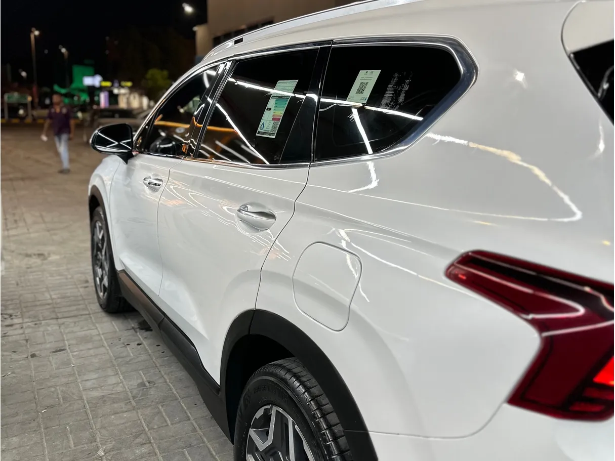 Car image 4