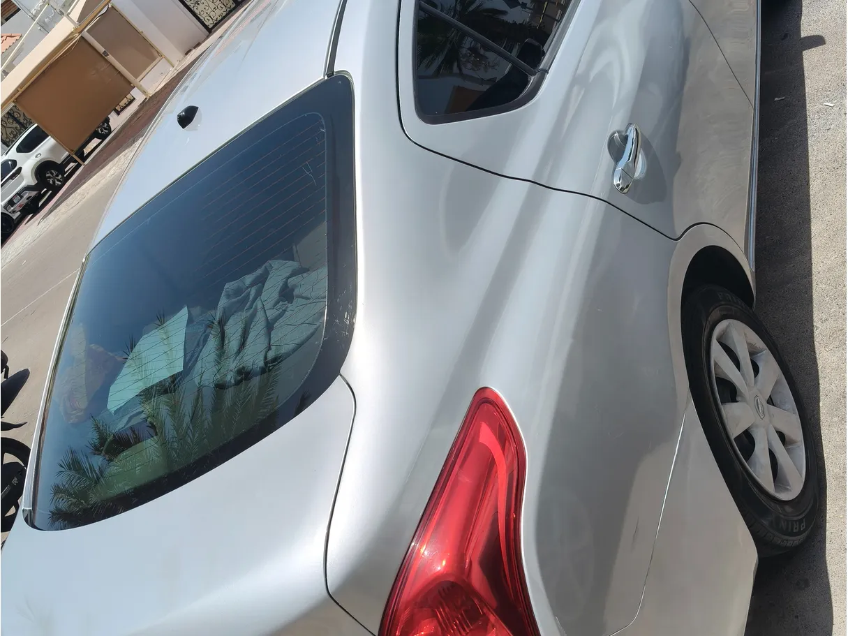 Car image 3