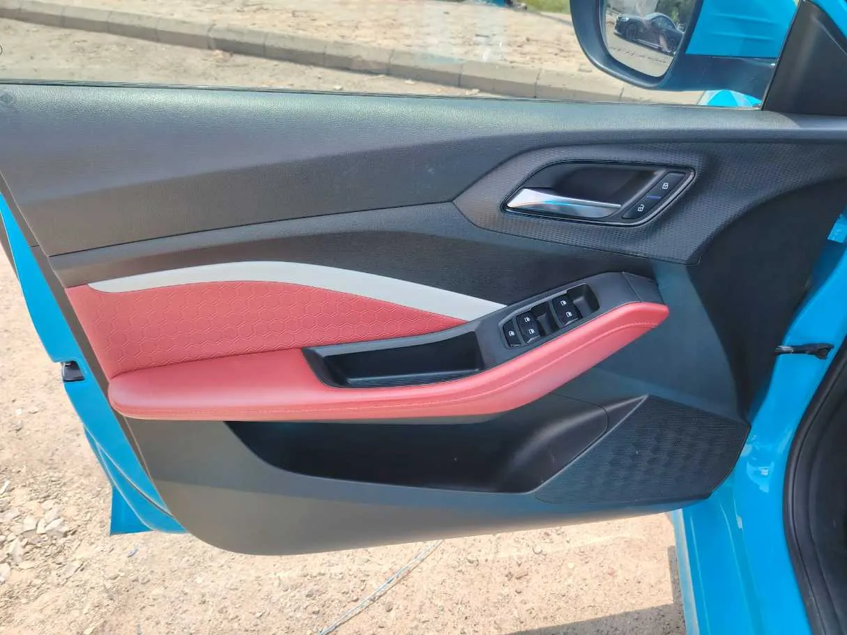 Car image 11