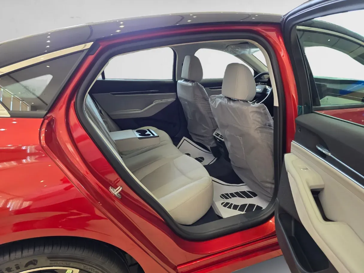 Car image 10