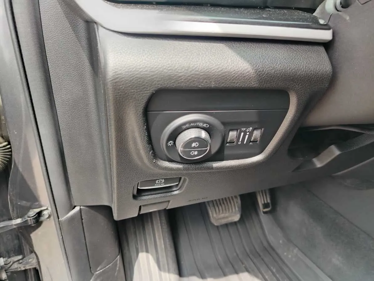 Car image 29