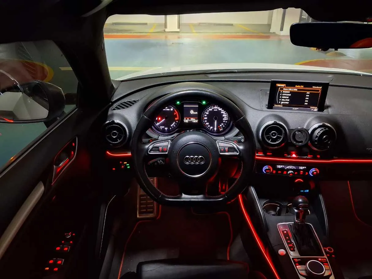 Car image 14