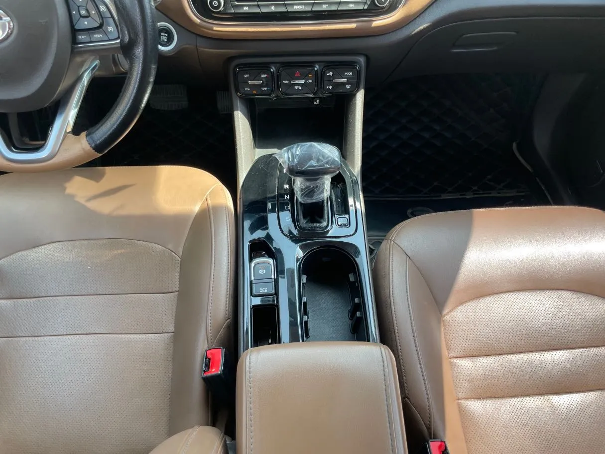 Car image 19