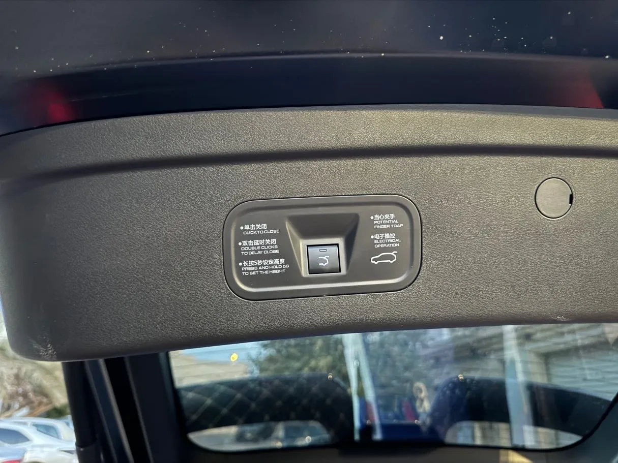 Car image 25