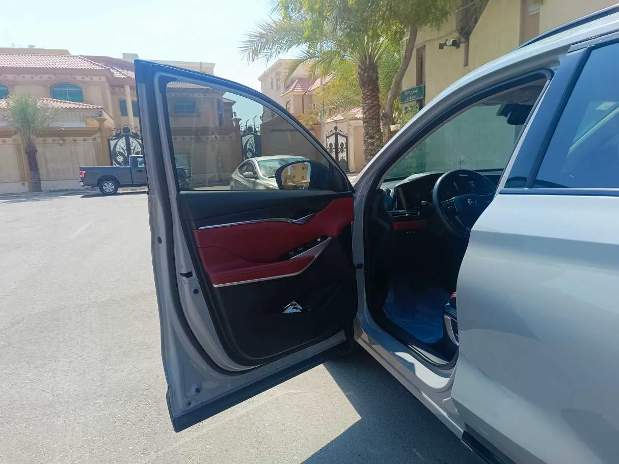 Car image 12