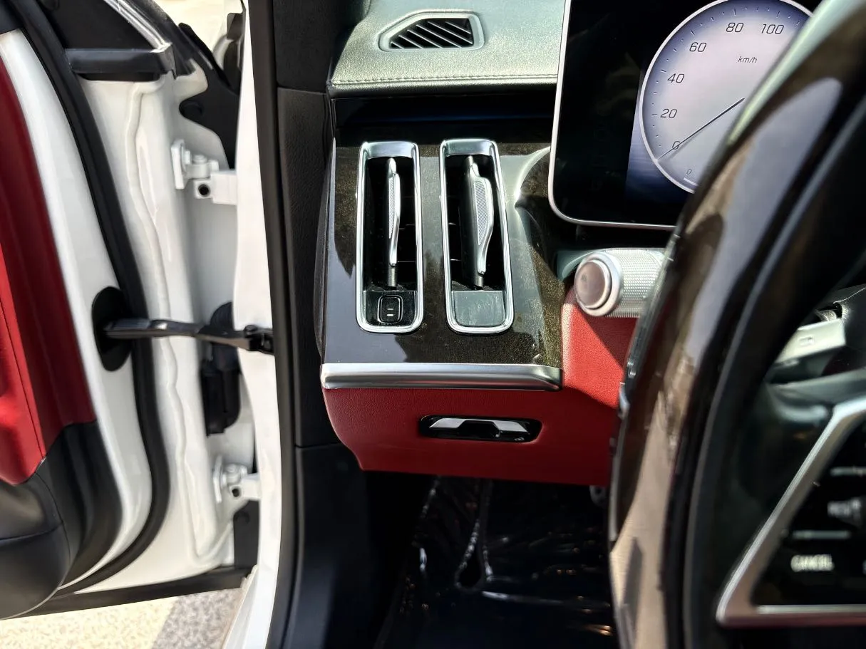 Car image 27