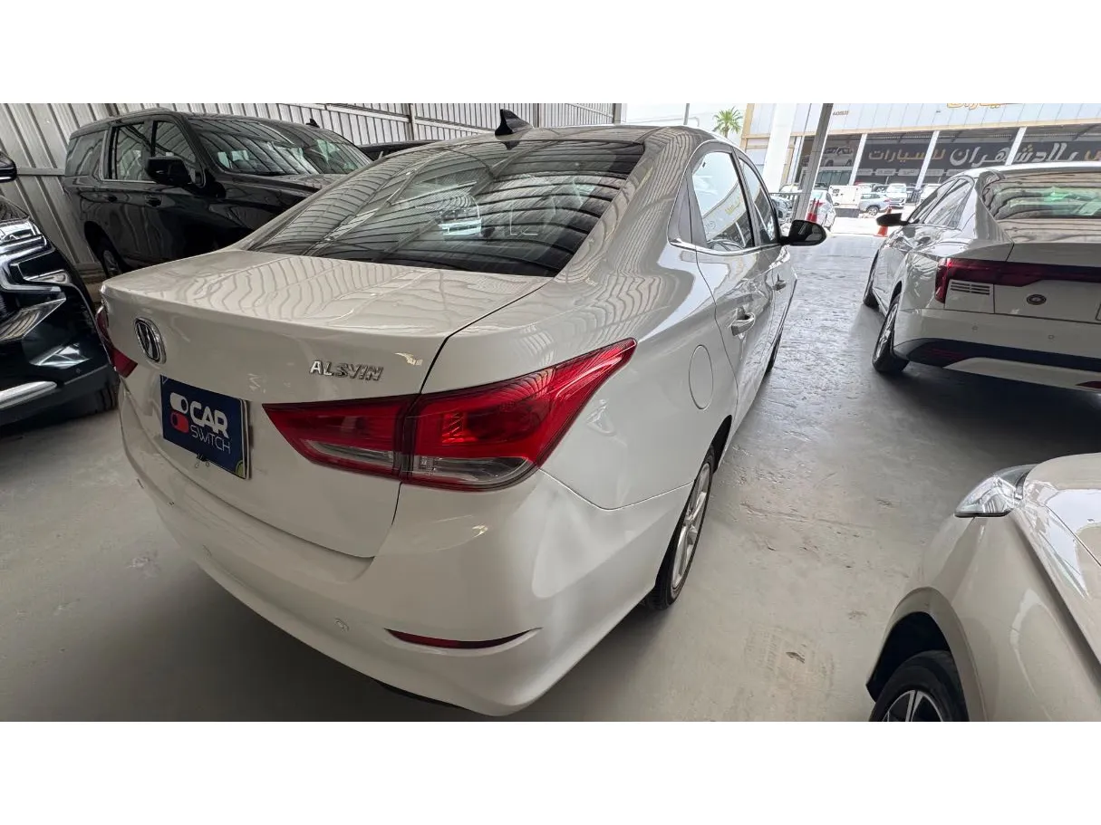 Car image 4