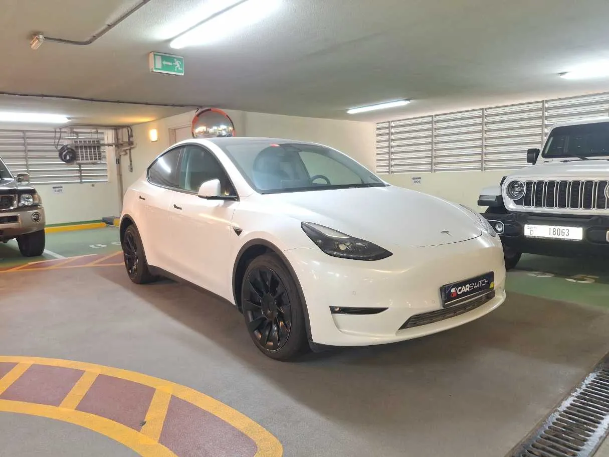Car image 4