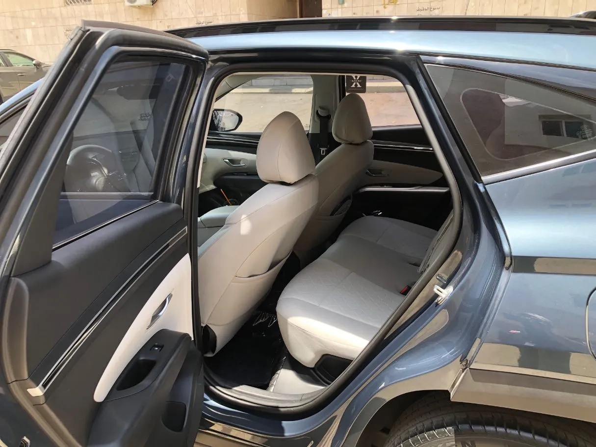 Car image 14