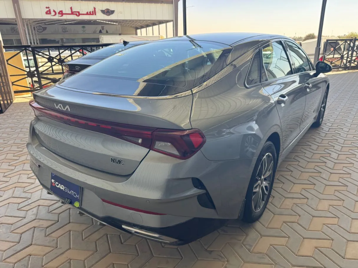 Car image 5