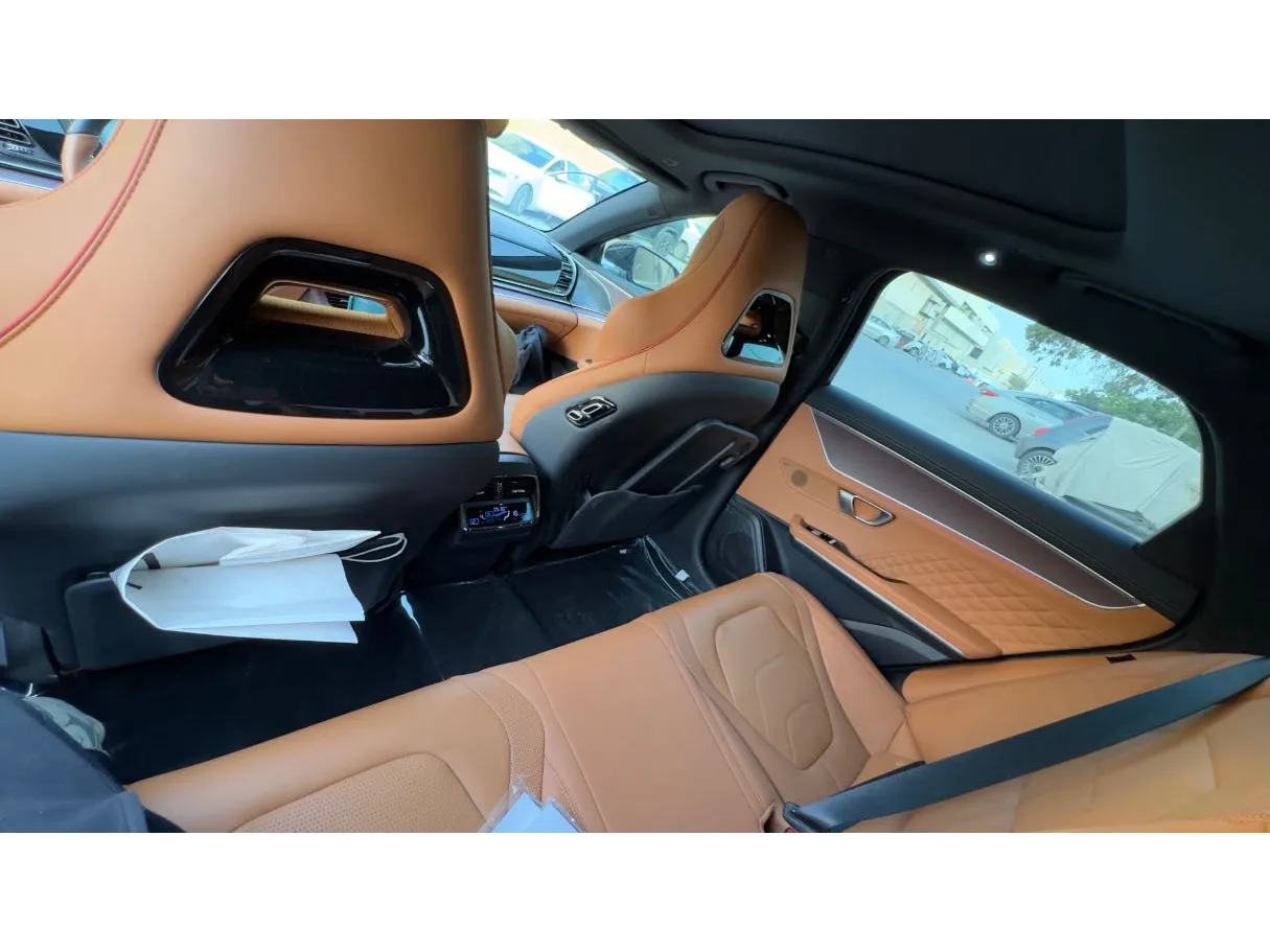 Car image 10