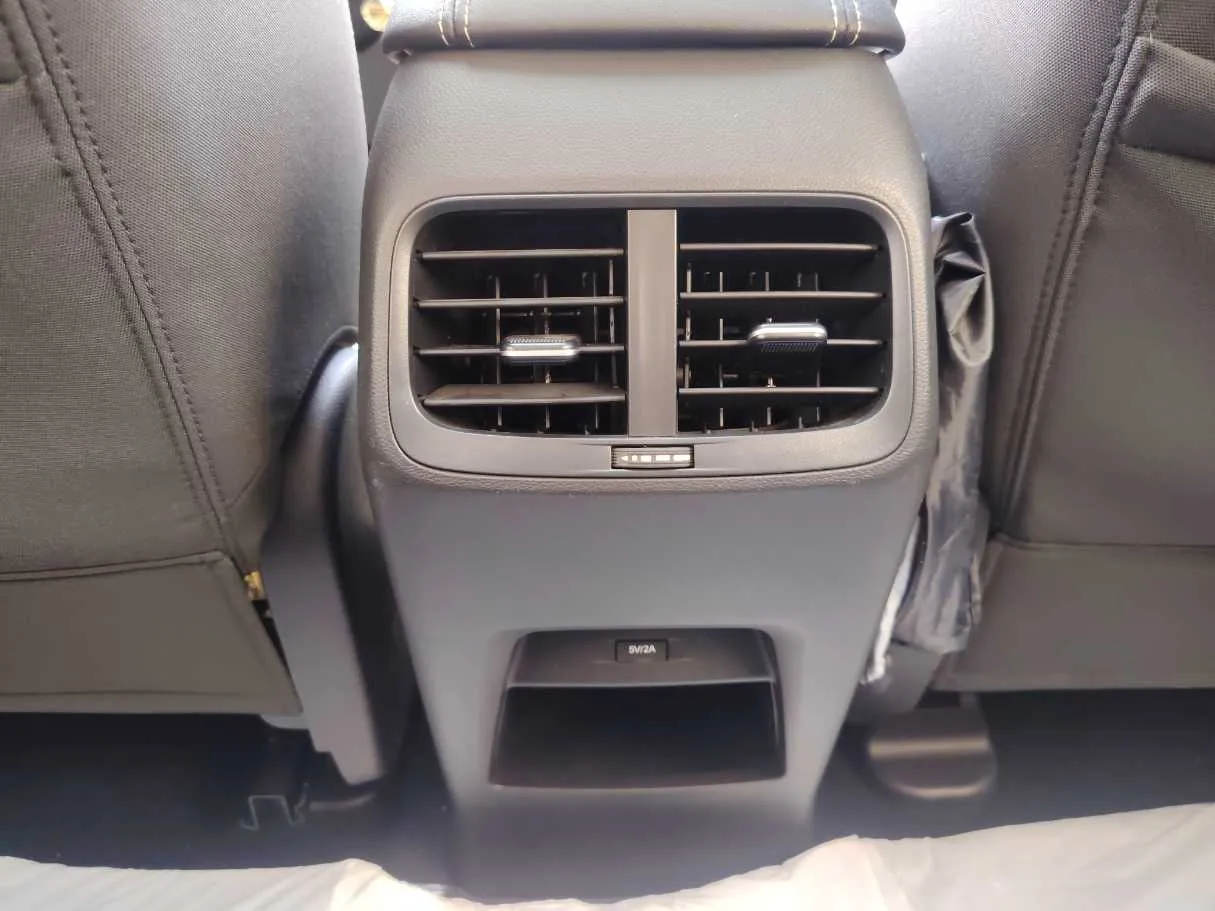 Car image 28