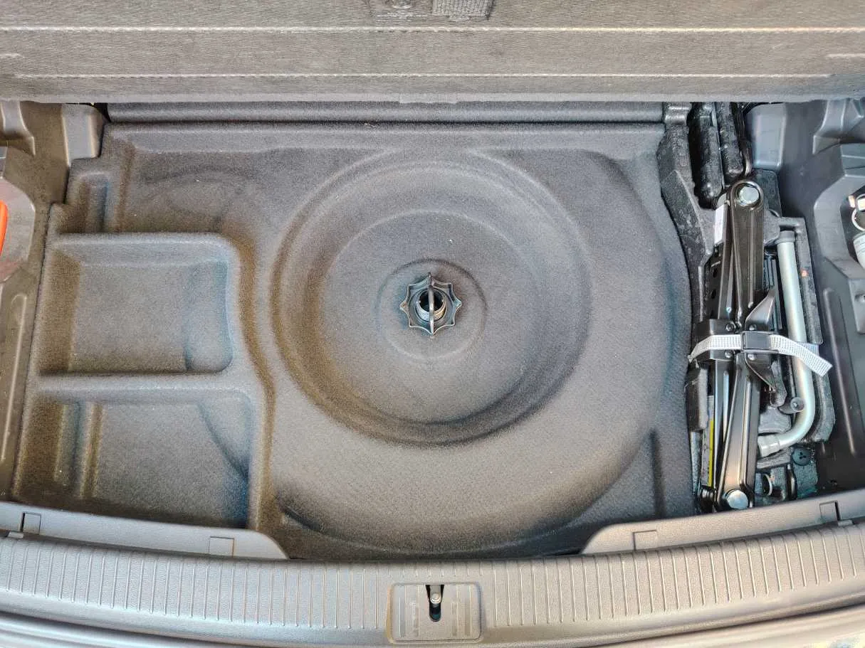 Car image 30