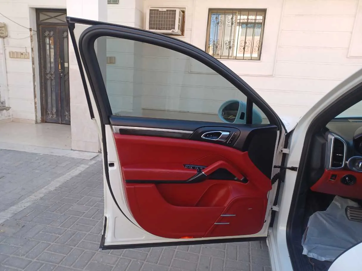 Car image 10
