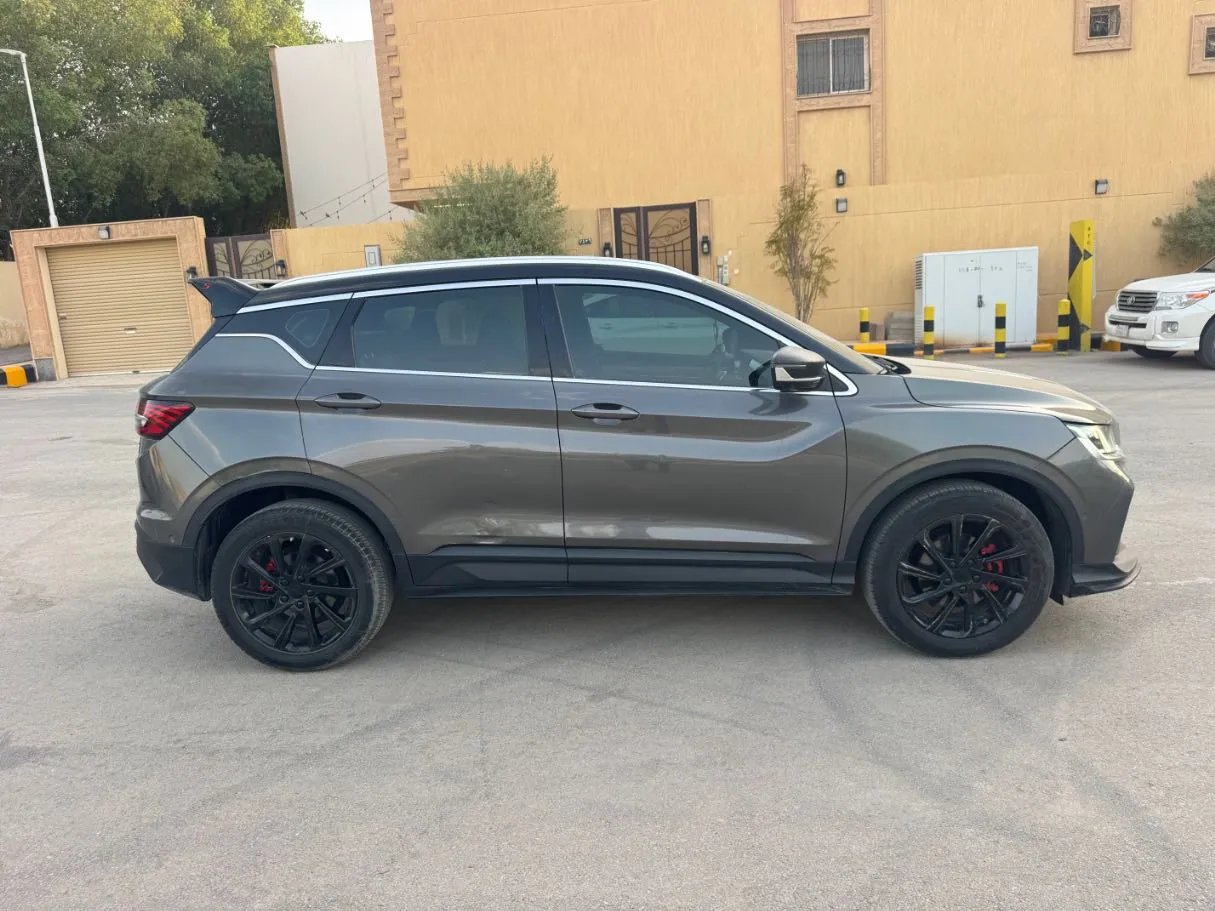 Car image 4