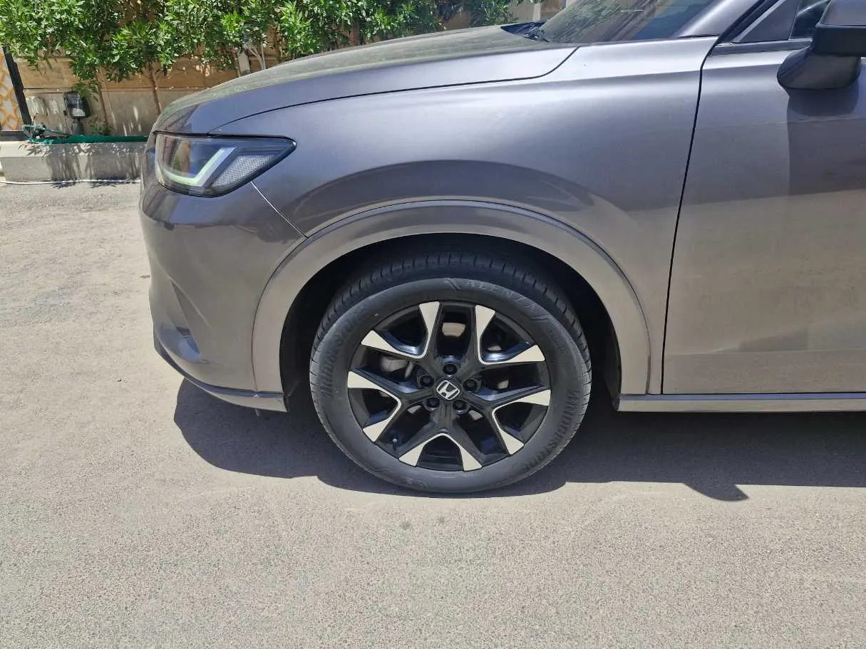 Car image 9