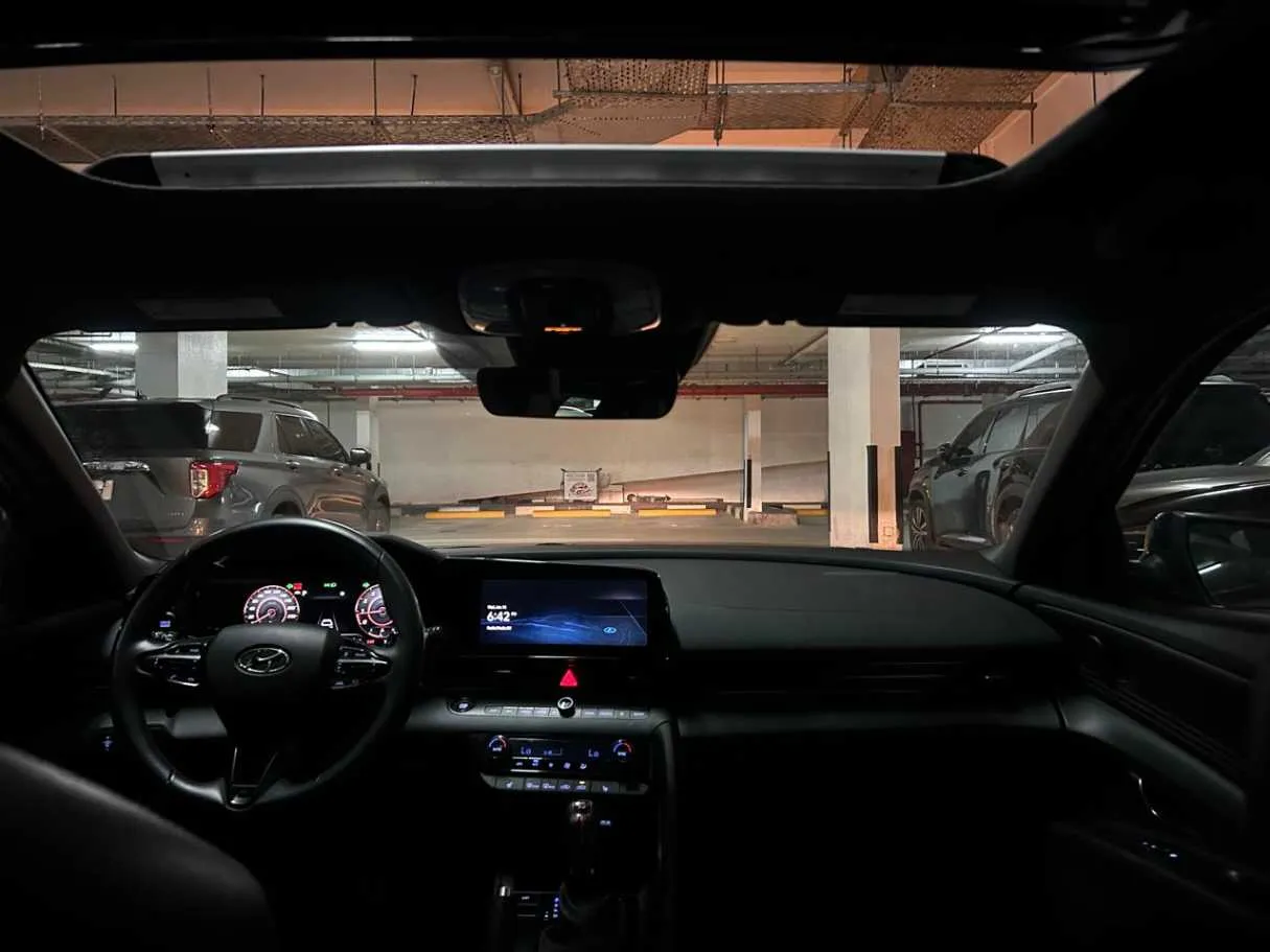 Car image 14