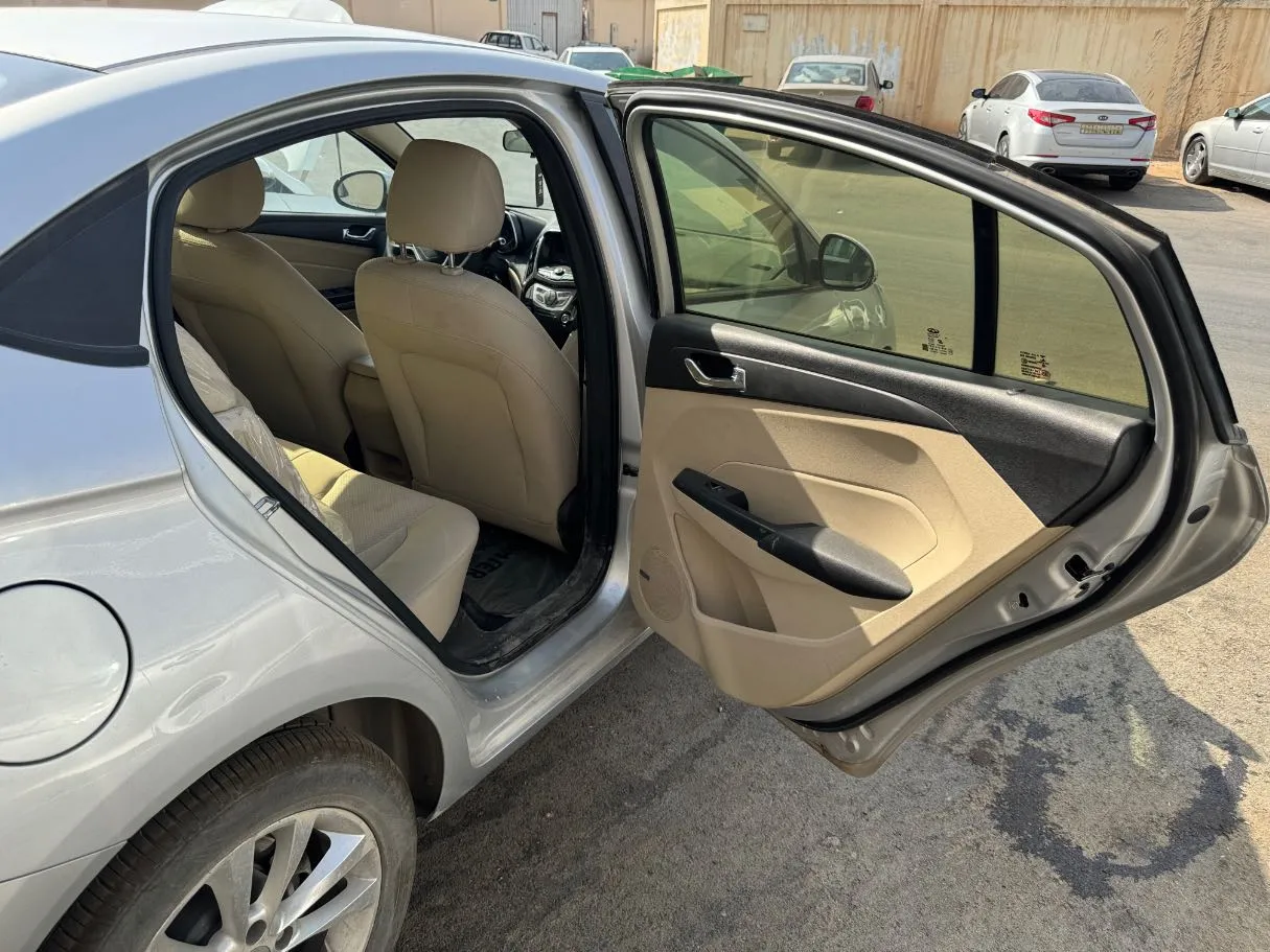 Car image 7