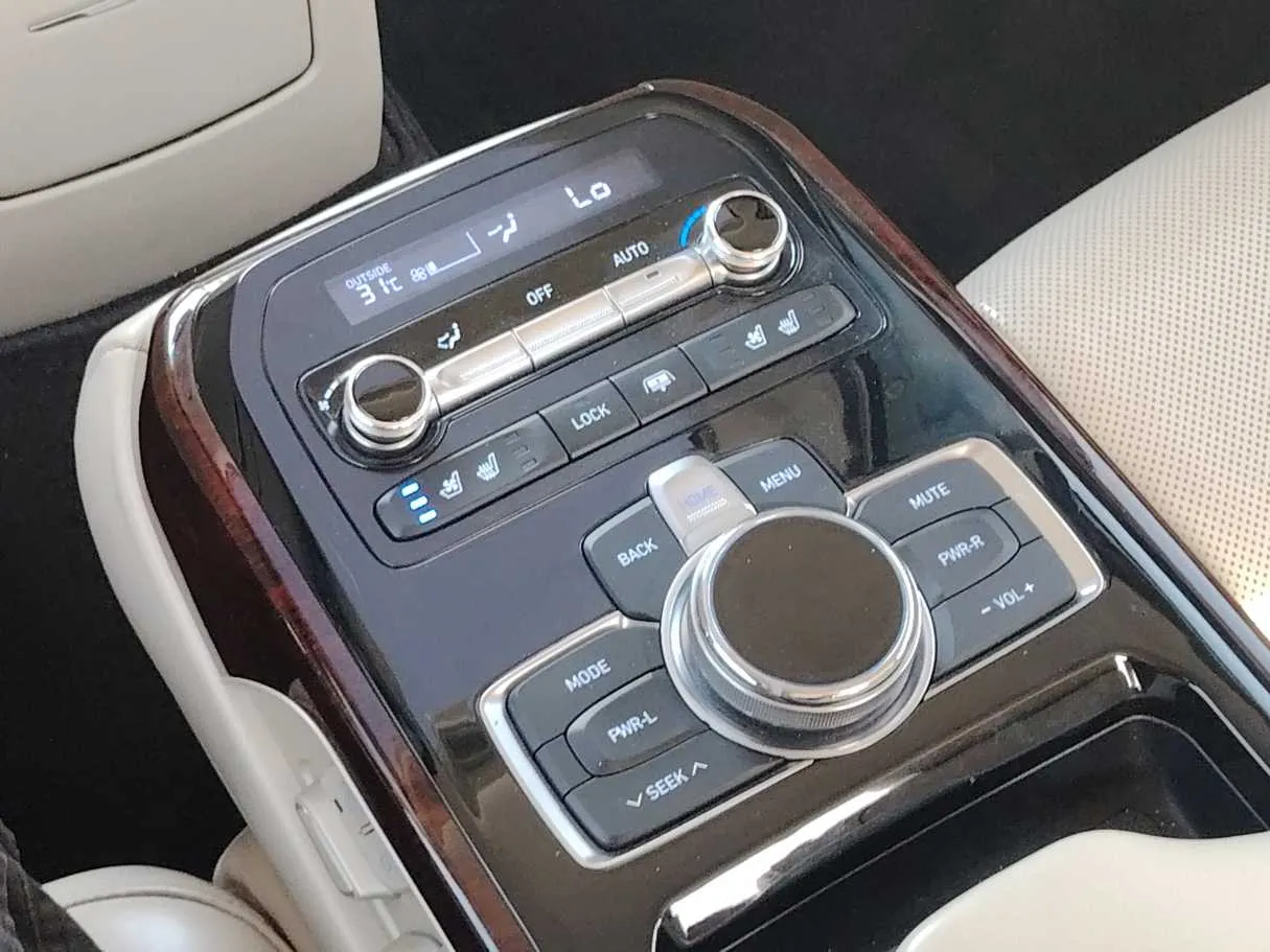 Car image 38